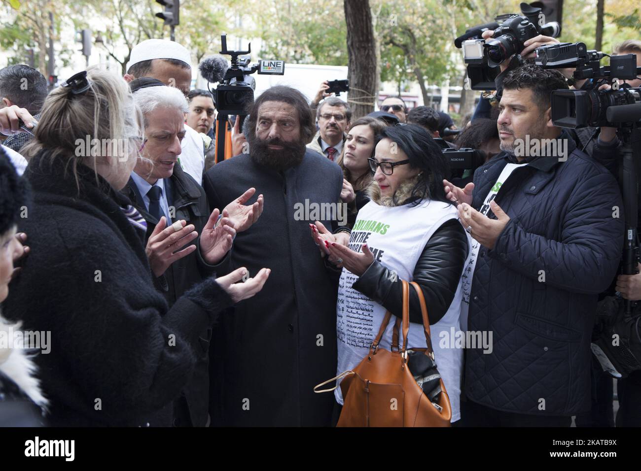 Vor Bataclan in Paris versammeln sich Muslime, Christen und juden in Frankreich zum Gedenken an die Opfer der Terroranschläge vom 13. November 2015 in Paris und nehmen an der Ehrerbietung der Opfer Teil. Am 13. November 2017 in Paris, Frankreich. (Foto von Siavosh Hosseini/NurPhoto) Stockfoto