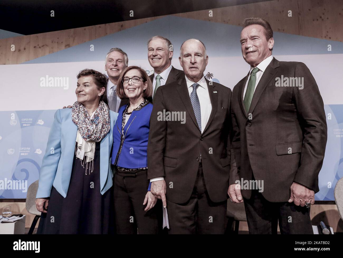 Eine Konferenz einer Delegation von US-Gouverneuren auf der Fidschi-Konferenz COP23 in Bonn am 12.. November 2017. Von links Gouverneur von Virginia, Terry McAuliffe, Gouverneur von Oregon, Gouverneur von Washington, Jay Inslee, Jerry Brown, Gouverneur von Caliifornia, und Arnold Schwarzenegger, ehemaliger Gouverneur von Kalifornien. COP23 wird von der UN-Klimarahmenkonvention organisiert. Fidschi hat bei diesem Treffen in Bonn die Präsidentschaft inne. (Foto von Dominika Zarzycka/NurPhoto) Stockfoto