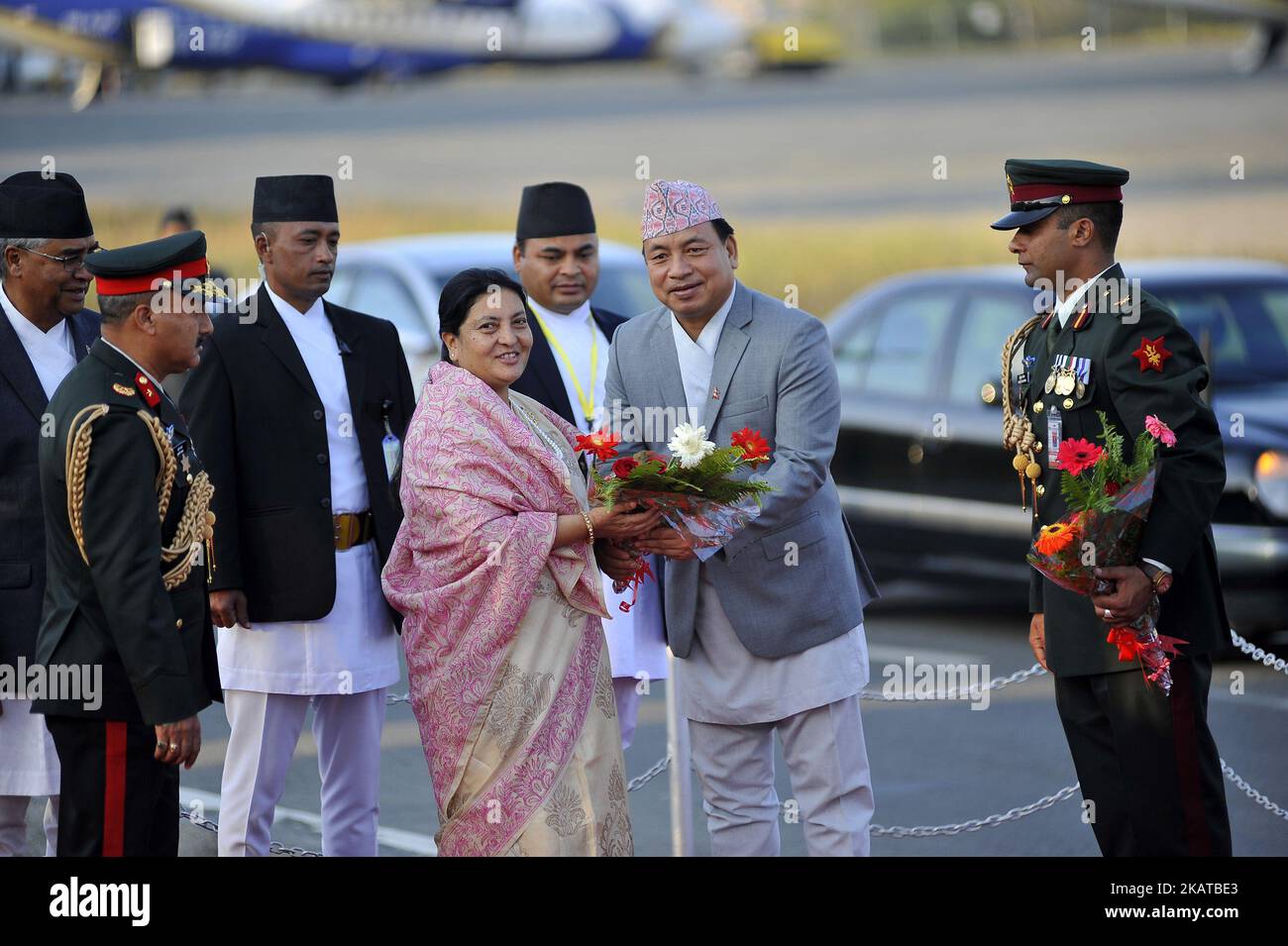 Vizepräsidentin Nanda Kishor Pun verabschiedet sich von Präsidentin Bidya Devi Bhandari zu einem offiziellen Besuch in den Vereinigten Arabischen Emiraten in TIA, Kathmandu, Nepal, am Montag, den 13. November 2017, auf die herzliche Einladung des VAE-Kronprinzen Abu Dhabi und des stellvertretenden Oberbefehlshabers der Streitkräfte der VAE, Scheich Mohammed Bin Zayed Al Nahyan. (Foto von Narayan Maharjan/NurPhoto) Stockfoto