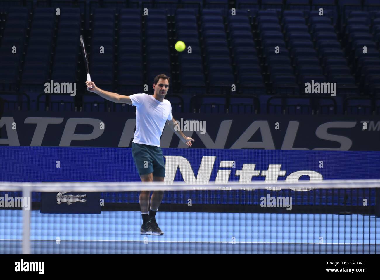 Roger Federer aus der Schweiz während eines Trainings am dritten Tag des Nitto ATP World Tour Finals in der O2 Arena, London am 14. November 2017. (Foto von Alberto Pezzali/NurPhoto) Stockfoto