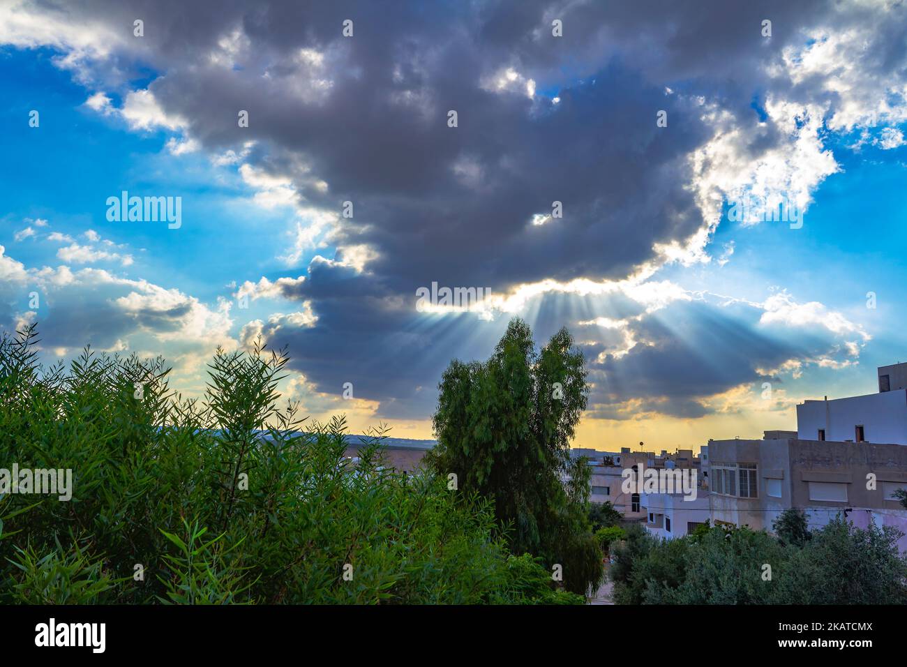 Sonnenschein zwischen den Wolken im Dorf ashshajarah Stockfoto