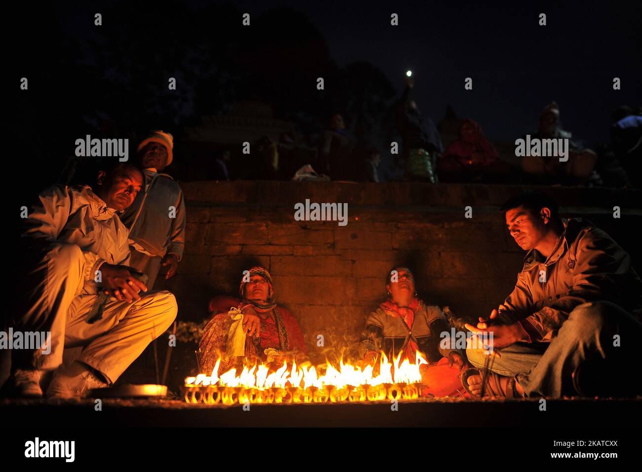 Nepalesische Anhänger, die am Ufer des Flusses Bagmati 108 Butterlampen anboten, anlässlich des Festivals Bala Chaturdashi, das am Freitag, den 17. November 2017 in Kathmandu, Nepal, gefeiert wurde. Es ist der Meinung, dass abgeworfene Samen zur Erinnerung an Geliebte anlässlich der Bala Chaturdashi-Rituale ihren Geliebten und ihren verminderten Verwandten einen besseren Platz im Himmel sichern können. (Foto von Narayan Maharjan/NurPhoto) Stockfoto