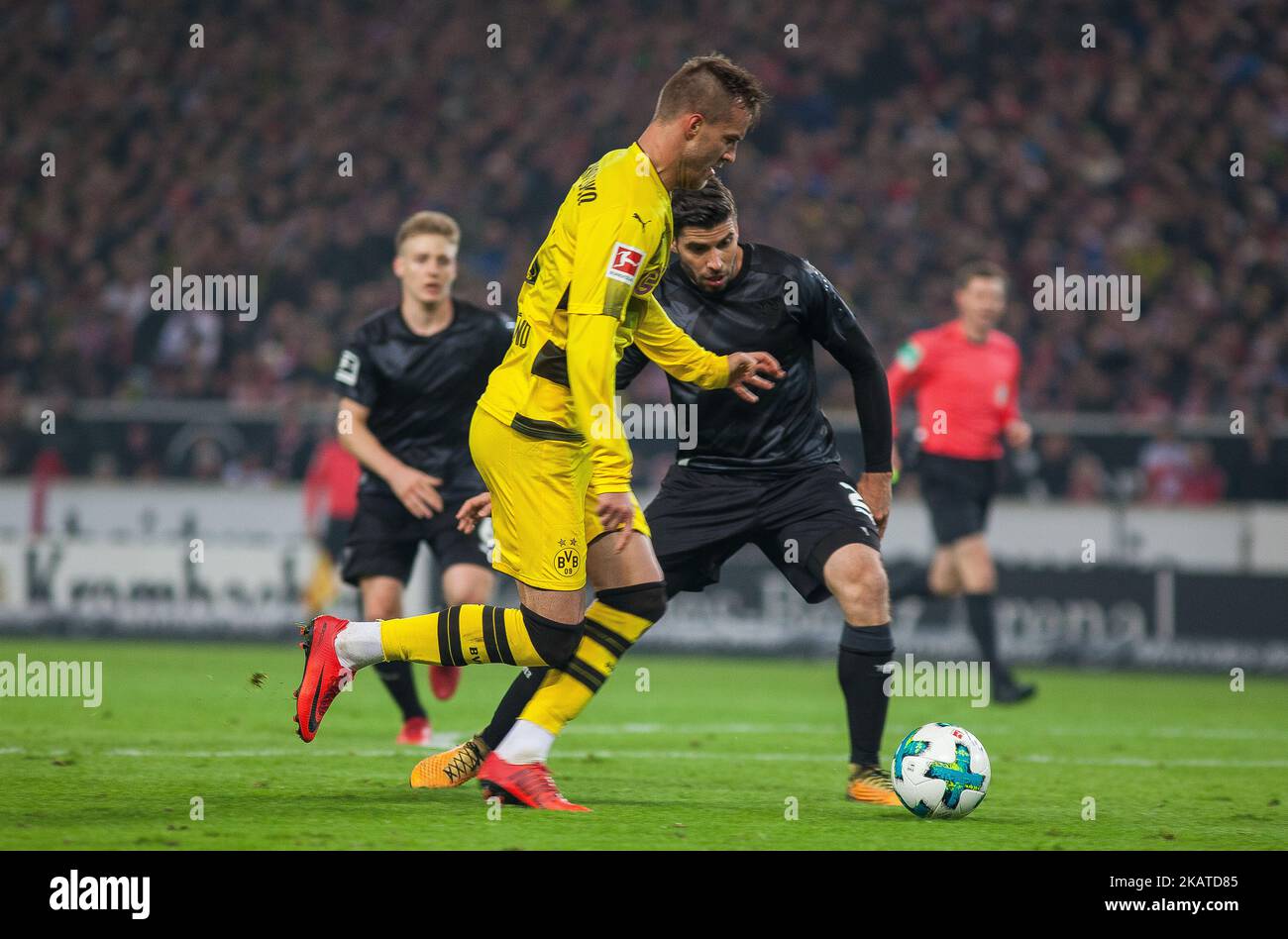 Dortmunds Andrej Yarmolenko im Duell mit Stuttgarts Emiliano Insua während des Bundesliga-Spiels zwischen dem VfB Stuttgart und Borussia Dortmund in der Mercedes-Benz Arena am 17. November 2017 in Stuttgart. (Foto von Bartek langer/NurPhoto) Stockfoto