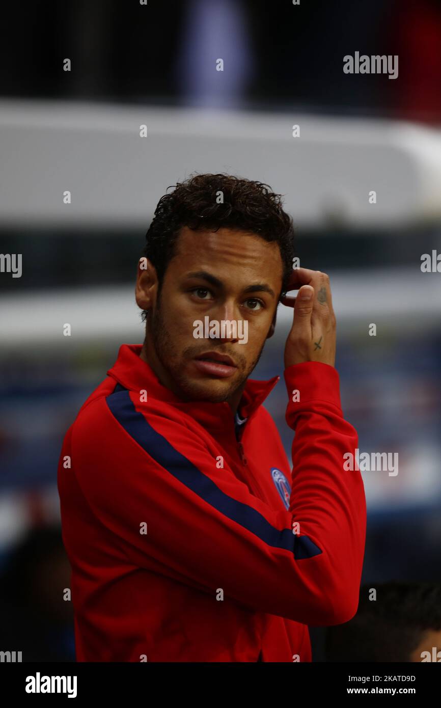 Der brasilianische Stürmer Neymar von Paris Saint-Germain blickt beim Aufwärmen vor dem französischen Fußballspiel L1 zwischen Paris Saint-Germain (PSG) und Nantes (FCN) am 18. November 2017 im Stadion Parc des Princes in Paris auf. (Foto von Mehdi Taamallah/NurPhoto) Stockfoto