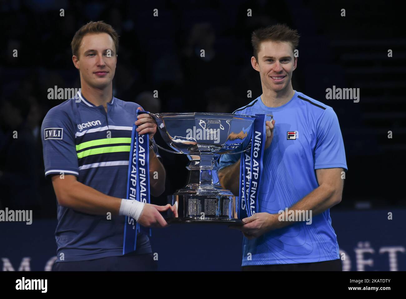 Henri Kontinen aus Finnland und John Peers aus Australien heben die Trophäe nach dem Sieg nach dem Doppelfinale gegen Marcelo Melo aus Brasilien und Lukasz Kubot aus Polen am achten Tag des Nitto ATP World Tour Finals 2017 in der O2 Arena am 19. November 2017 in London, England. (Foto von Alberto Pezzali/NurPhoto) Stockfoto