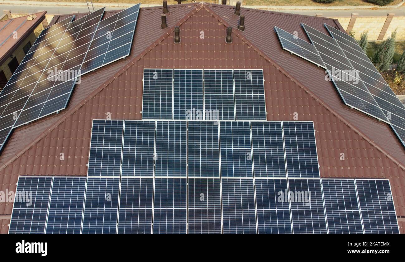 Paneele auf einem Gebäude. Solardachbestand. Sonnenkollektoren auf dem Dach eines Hauses. Bild herunterladen Stockfoto