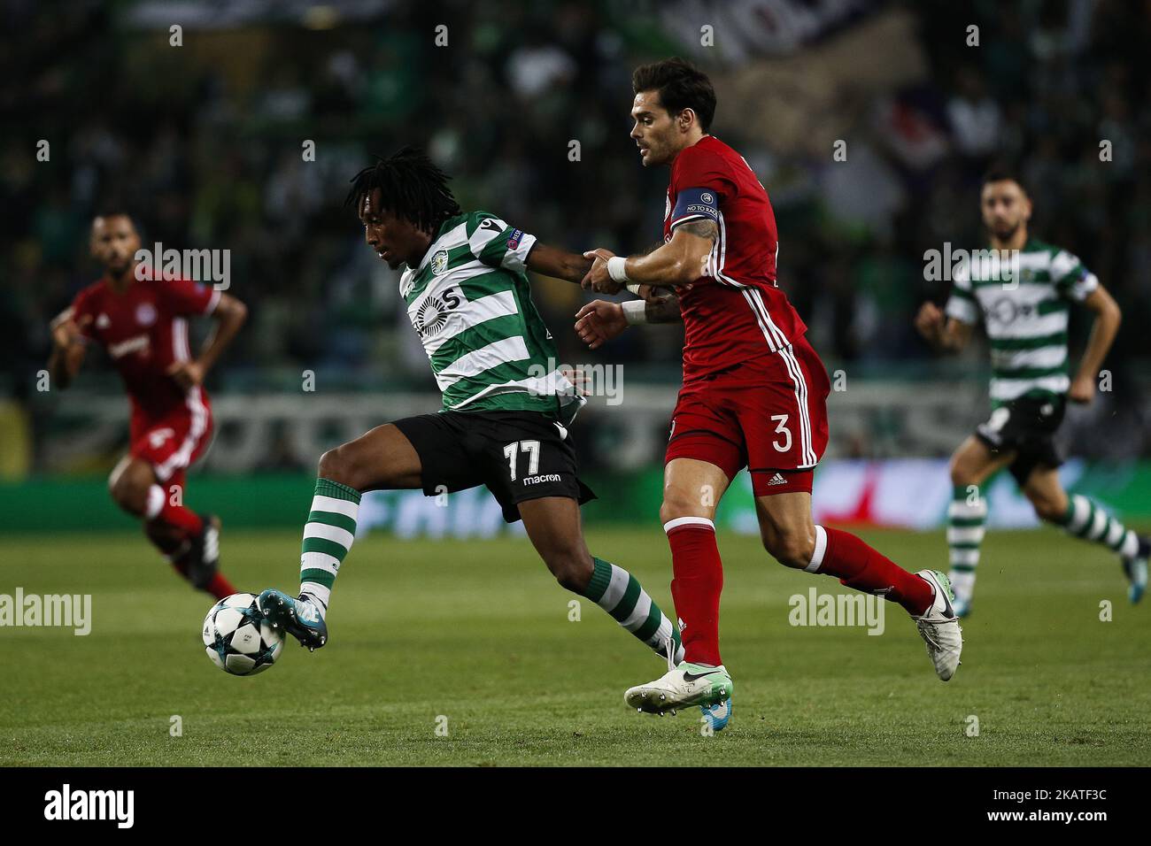 Der Sporting-Stürmer Gelson Martins (L) wetteiferte um den Ball mit Olympiakos' Verteidiger Alberto Botia (R) während des Champions-League-2017/18-Spiels zwischen Sporting CP und Olympiakos Piräus am 22. November 2017 in Lissabon. (Foto von Carlos Palma/NurPhoto) Stockfoto