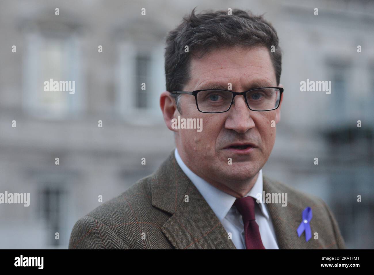 Der Vorsitzende der irischen Grünen Partei, Eamon Ryan TD, spricht vor dem Leinster House in Dublin mit den Medien. In Dublin, Irland, am Freitag, den 24. November 2017. (Foto von Artur Widak/NurPhoto) Stockfoto