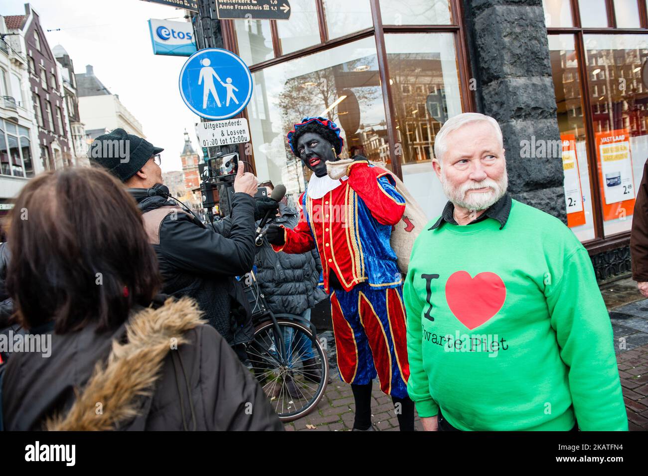 November 25., Amsterdam. Patrick Mathurin, der auch in diesem Jahr wieder den neuen Nikolaus (De Nieuwe Sint) spielt, kam mit seinen Helfern auf seinem Boot an, um die Party und die gute Stimmung des neuen Nikolaus in Amsterdam zu starten. Mathurin sagte, er möchte sich nicht in die Pete-Diskussion einmischen. (Foto von Romy Arroyo Fernandez/NurPhoto) Stockfoto