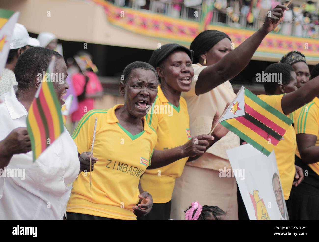 Die Menge jubelt und tanzt bei der Einweihungsfeier des Präsidenten von Emmerson Mnangagwa in Harare, Simbabwe, Freitag, 24. November 2017. Mnangagwa wird als Präsident Simbabwes vereidigt, nachdem Robert Mugabe am Dienstag zurückgetreten ist und seine 37-jährige Herrschaft beendet hat. (Foto von Belal Khaled/NurPhoto) Stockfoto