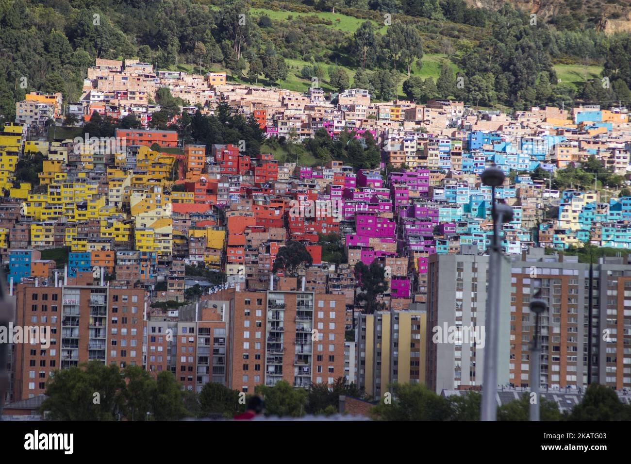 Panoramablick auf das Makrogemälde, das vom Bürgermeister von Bogota, Enrique Penalosa, eingeweiht wurde, Habitarte-Projekt in Bogota, Kolumbien, 25. November 2017. Habitarte ist ein Projekt des Sekretariats von Habitat, das darauf abzielt, Stadtteile zu legalisieren und 65.000 Fassaden in der ganzen Stadt zu intervenieren. Nach Angaben des Sekretärs von Habitat werden Ende des Jahres mehr als 39.000 Fassaden in dieses wichtige Gebiet der Stadt eingegriffen. (Foto von Daniel Garzon Herazo/NurPhoto) Stockfoto