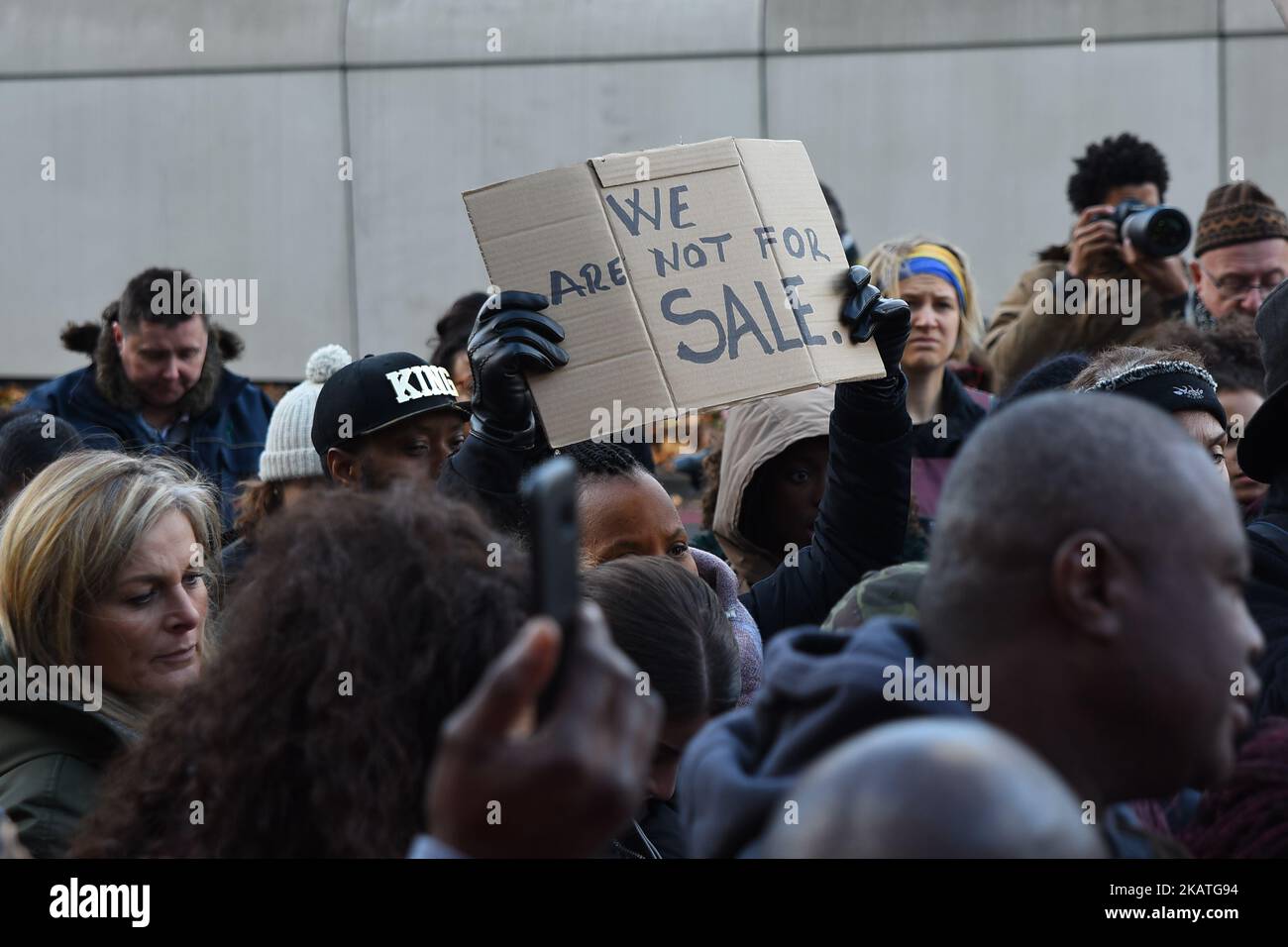 Ein Protestler hält während einer Anti-Sklaverei-Demonstration vor der Botschaft von Libyen in London, Großbritannien, am 26. November 2017 ein Schild, um gegen die Menschenrechtsverletzungen in Libyen zu protestieren. (Foto von Alberto Pezzali/NurPhoto) Stockfoto