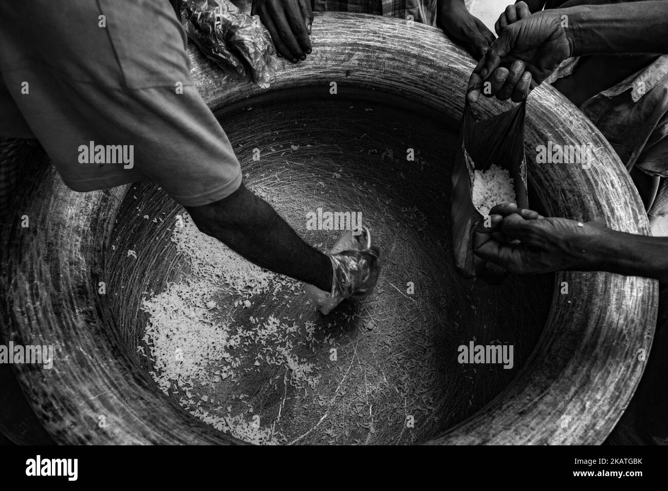 Rohingya-Flüchtlinge erhalten Nahrung vom Verteilungspunkt der türkischen Hilfsorganisation TIKA im Flüchtlingslager Jamboli in der Nähe von Cox's Bazar, Bangladesch, 25. November 2017. (Foto von Szymon Barylski/NurPhoto) Stockfoto