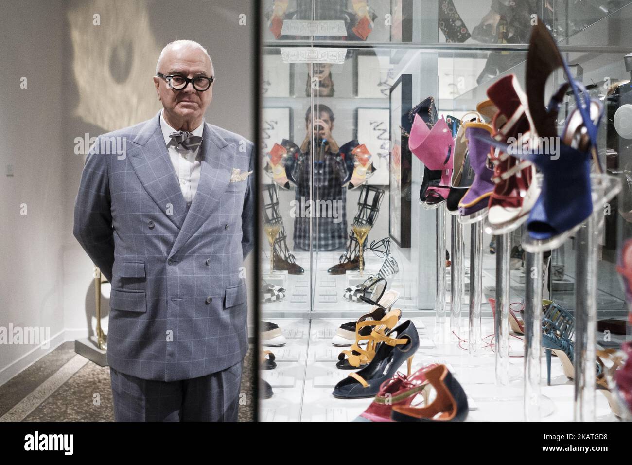 Der spanische Designer Manolo Blahnik posiert während der Ausstellung „die Kunst der Schuhe“, die der Künstler selbst am 27. November 2017 im Museum für Dekorative Künste in Madrid, Spanien, präsentierte. (Foto von Oscar Gonzalez/NurPhoto) Stockfoto