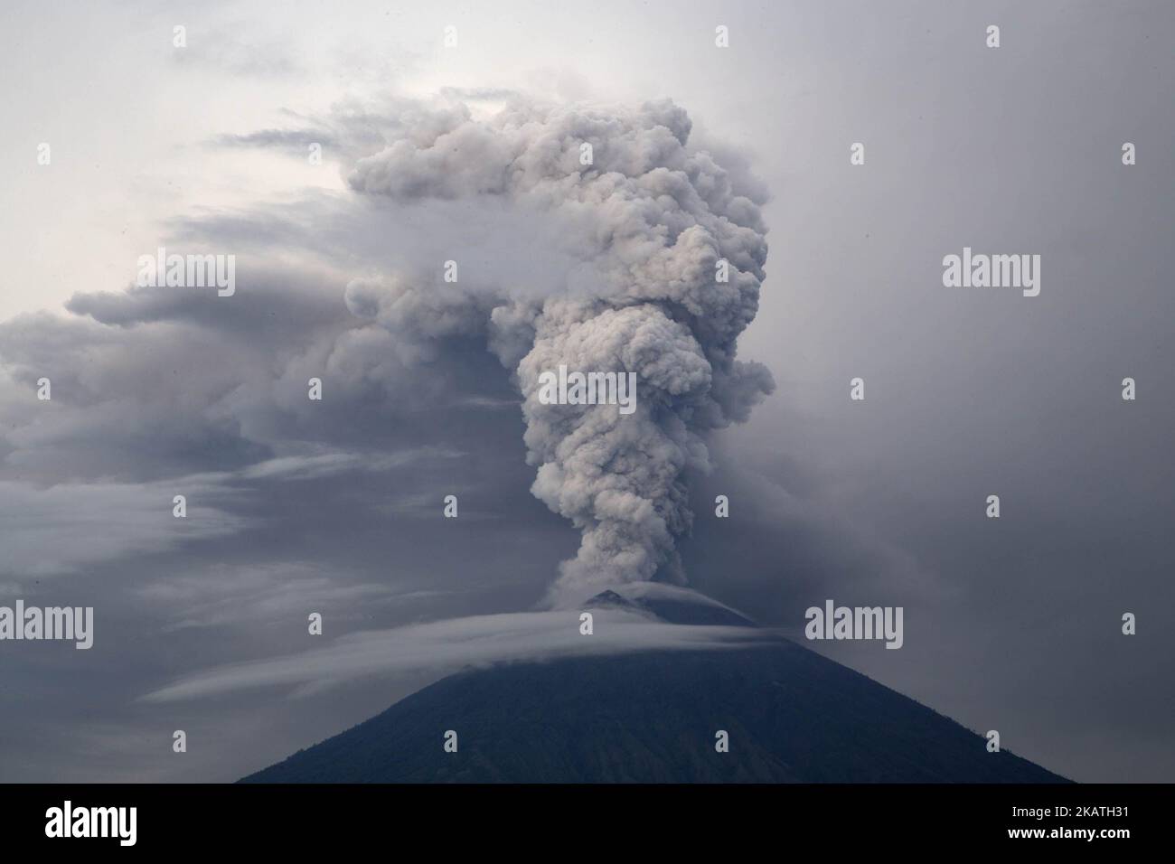 Bürger evakuieren und machen sich auf den Ausbruch des Mount Agung in Bali, Karang ASEM, Indonesien, am 28. November 2017 gefasst. Seit dem Anstieg auf Stufe 4, der höchsten Statuswarnung, ist der Ausbruch des Mount Agung bereits in einigen Gebieten von Bali mit Asche bedeckt, die Schließung des Flughafens und insgesamt 38 Tausende von Flüchtlingen. Kalte Larve traf auch einen Fluss in der Nähe von karang asem, was dem Fluss braune Farbe und einen starken Schwefelgeruch gab. (Foto von Donal Husni/NurPhoto) Stockfoto