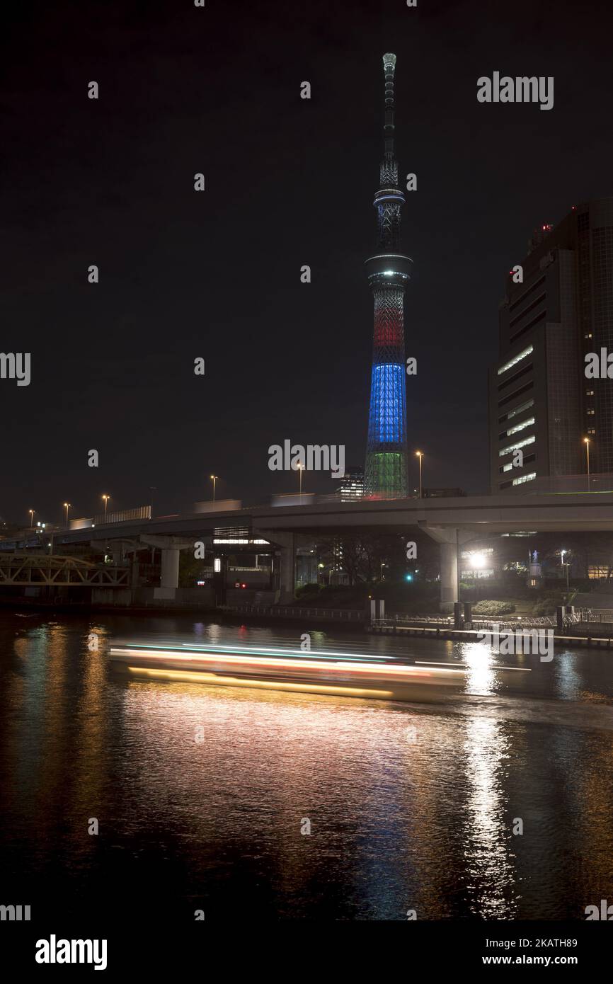 Der Tokyo Skytree wird in den fünf Farben beleuchtet, die die Olympischen Ringe in der Nacht vom 29. November 2017 in Blau, Gelb, Schwarz, Grün und Rot darstellen, um 1.000 Tage vor der Eröffnungszeremonie der Paralympics 2020 zu markieren. (Foto von Alessandro Di Ciommo/NurPhoto) Stockfoto