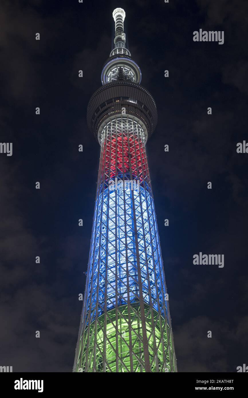 Der Tokyo Skytree wird in den fünf Farben beleuchtet, die die Olympischen Ringe in der Nacht vom 29. November 2017 in Blau, Gelb, Schwarz, Grün und Rot darstellen, um 1.000 Tage vor der Eröffnungszeremonie der Paralympics 2020 zu markieren. (Foto von Alessandro Di Ciommo/NurPhoto) Stockfoto