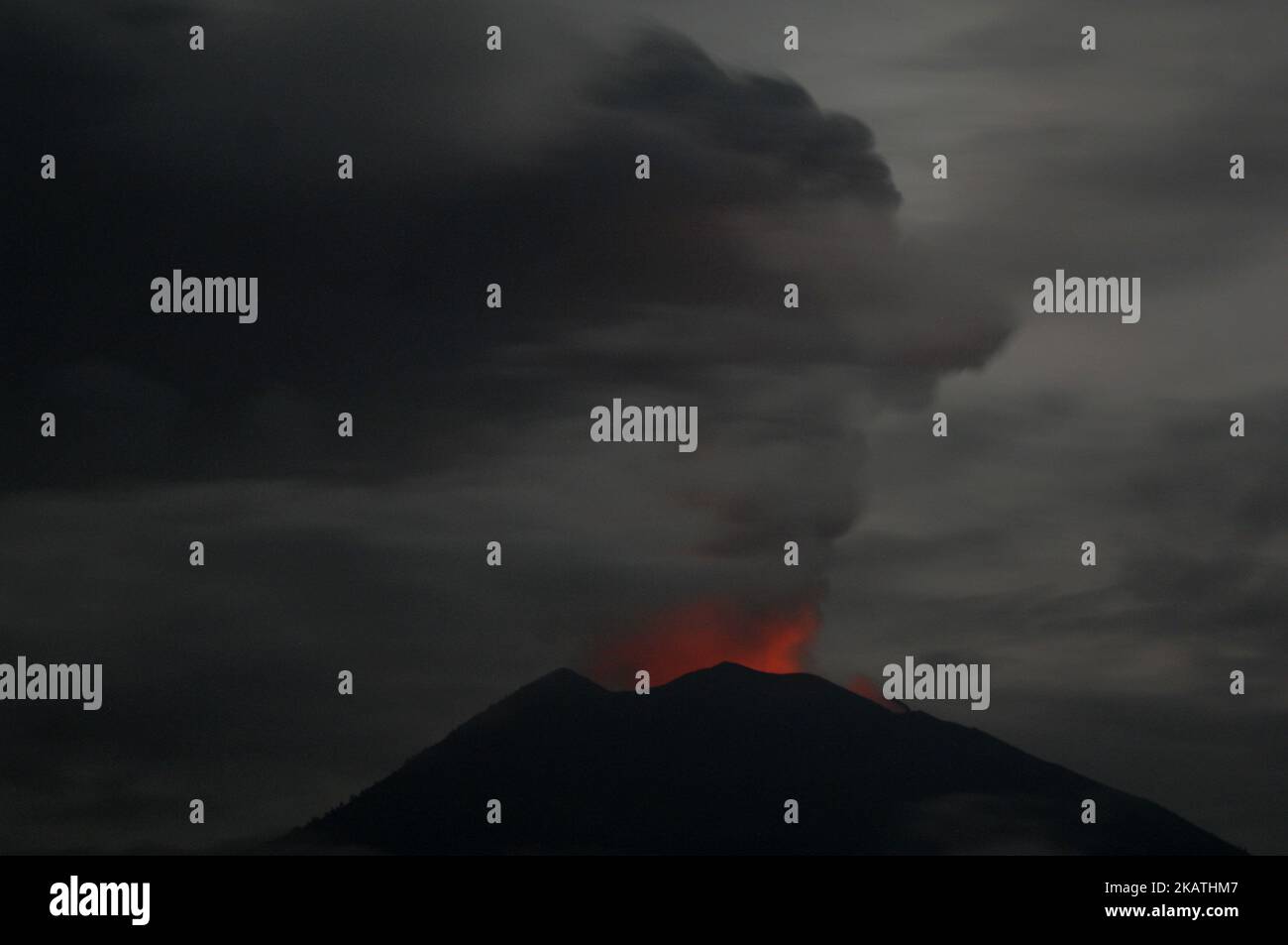 Das Magmalicht im Krater des Mount Agung reflektierte die sichtbare Vulkanasche, Karangasem, Bali, Indonesien, am, November, 30,2017. Der Rauch von Erdbeben-Erschütterungen wird von den Bürgern immer noch häufig gespürt, Präsident Joko Widodo (Jokowi) appellierte an die Öffentlichkeit, ruhig zu bleiben und der Regierungsrichtung zu folgen, angesichts der Dynamik des Ausbruchs des Mount Agung, was dazu führte, dass der internationale Flughafen Igusti Ngurah Rai bis jetzt geschlossen und geöffnet war. Dasril Roszandi (Foto von Dasril Roszandi/NurPhoto) Stockfoto