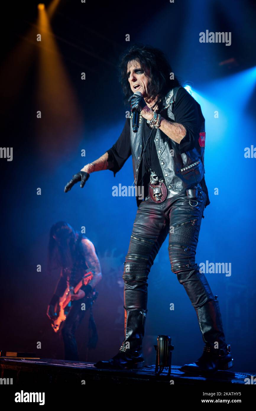 Die amerikanische Hard-Rock-Sängerin und Songwriterin Alice Cooper (Vincent Damon Furnier) tritt am 30. November 2017 live im Alcatraz in Mailand, Italien, auf. (Foto von Roberto Finizio/NurPhoto) Stockfoto