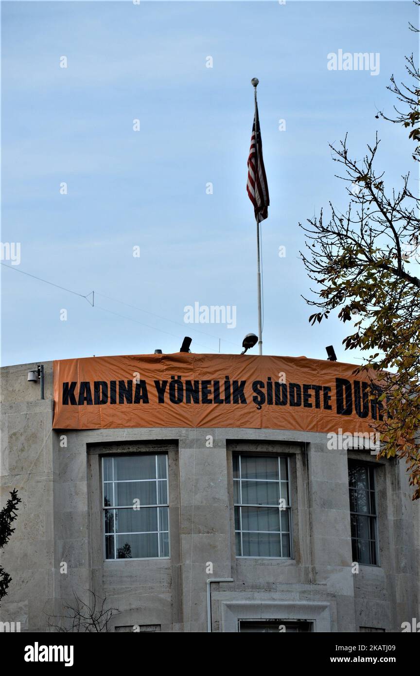 Am 1. Dezember 2017 wird auf einem Gebäude der US-Botschaft in Ankara, Türkei, ein Transparent mit der Aufschrift „Say stop to violence against Women“ in türkischer Sprache gezeigt. (Foto von Altan Gocher/NurPhoto) Stockfoto