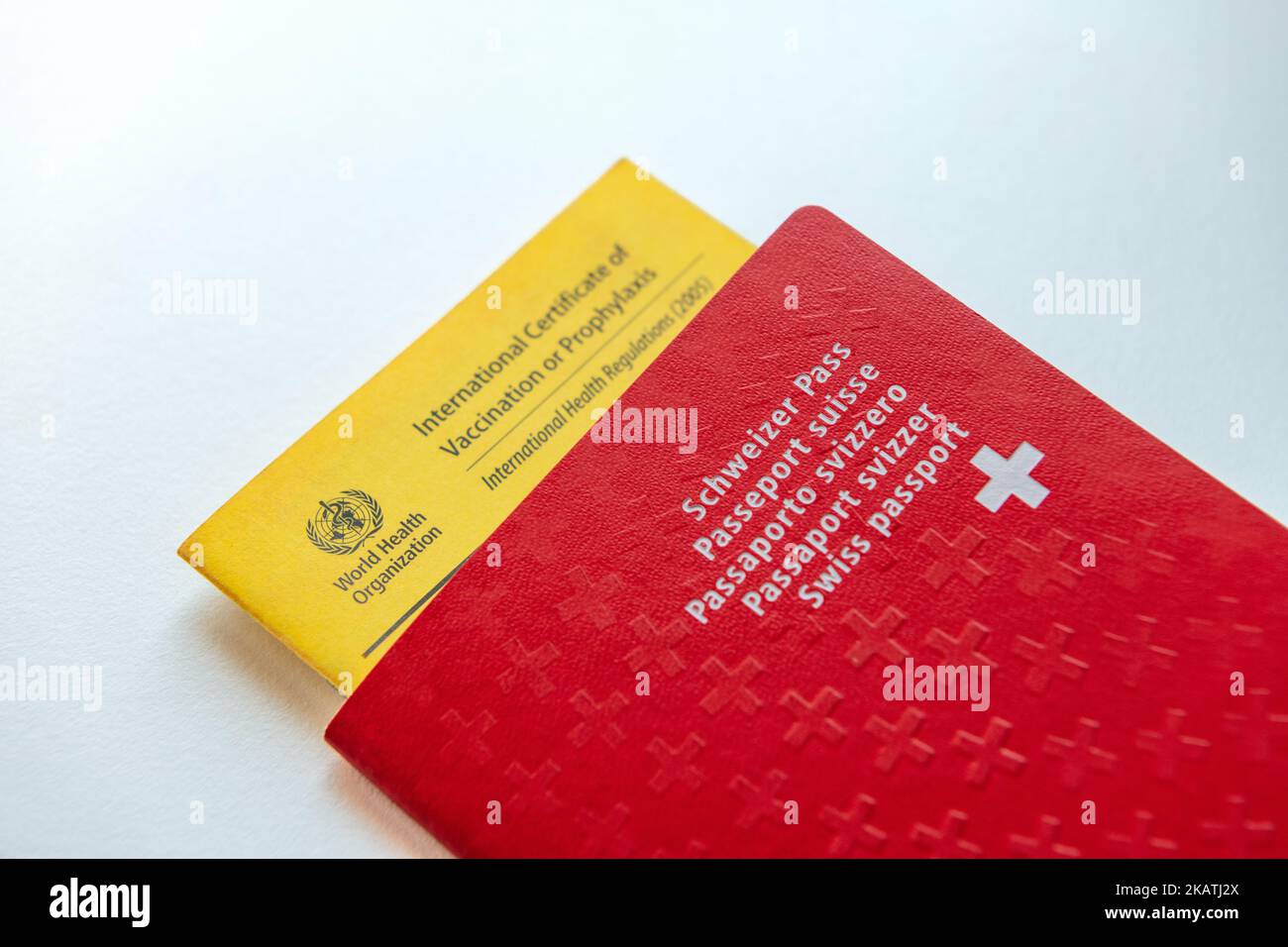 Ein Schweizer Pass mit Impfpass der Weltgesundheitsorganisation Stockfoto