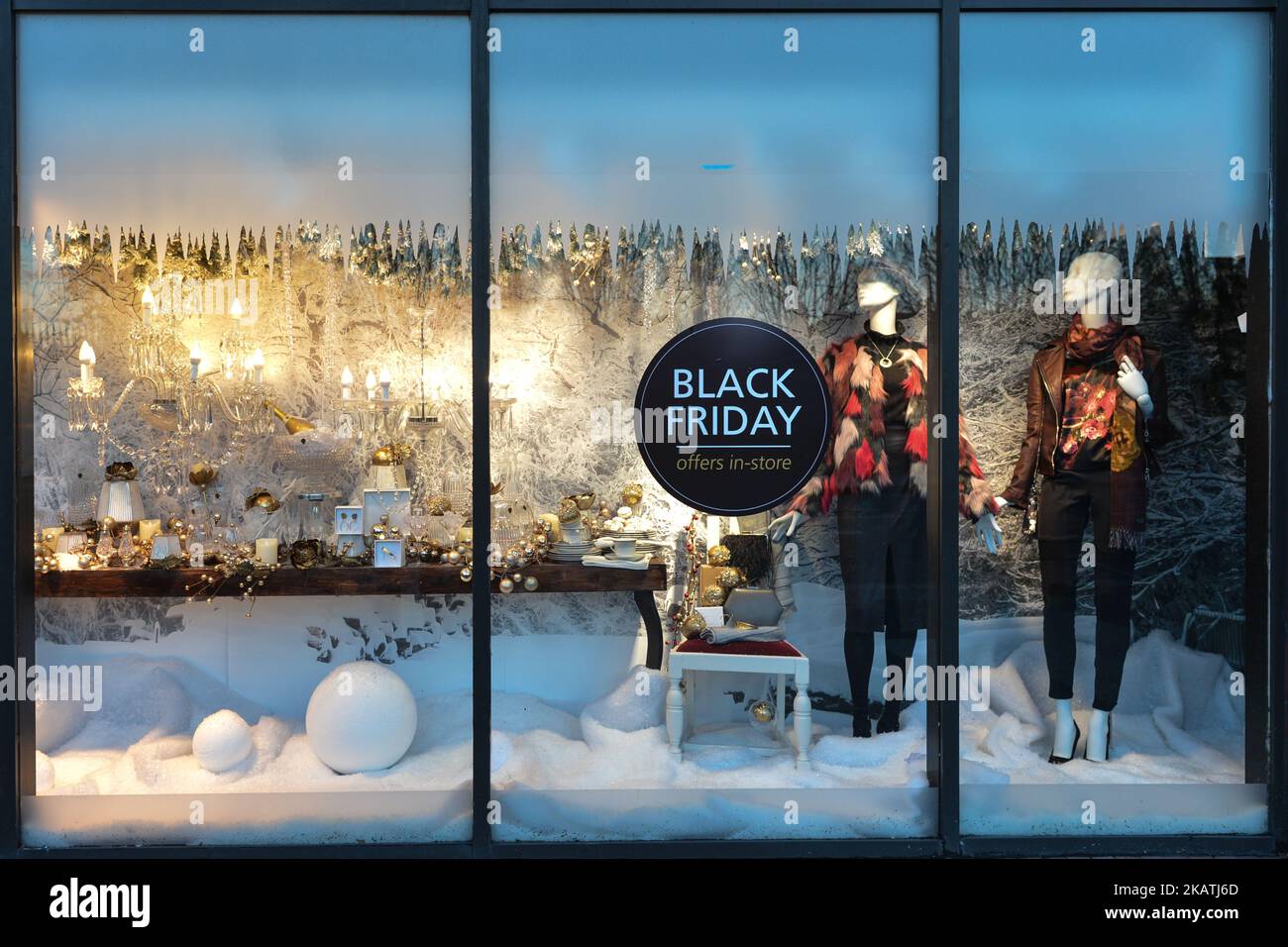 Ein Schaufenster mit Weihnachtsdekorationen im Stadtzentrum von Dublin. Am Montag, den 27. November 2017, in Dublin, Irland. (Foto von Artur Widak/NurPhoto) Stockfoto