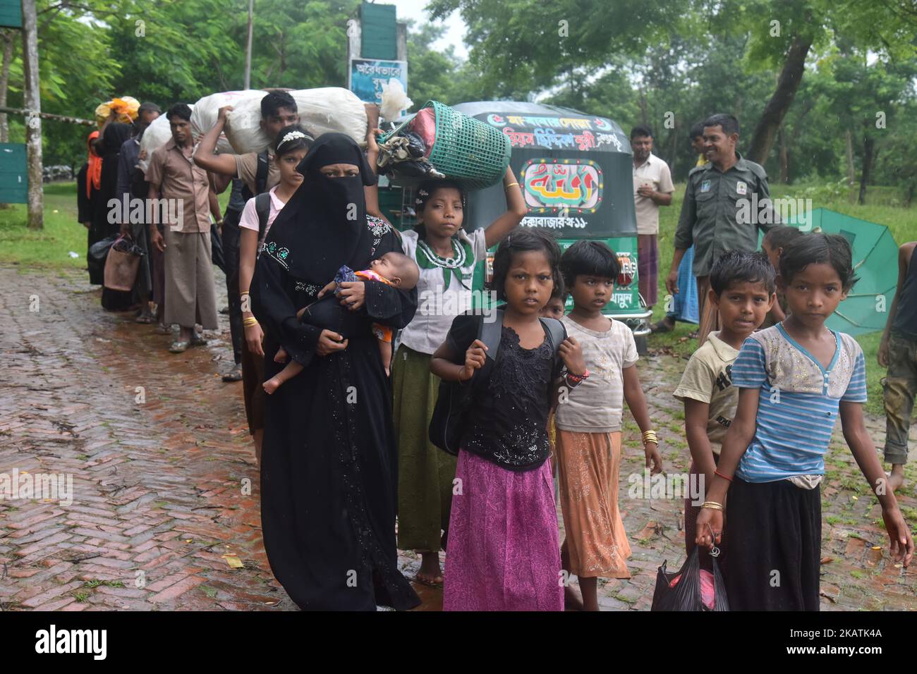 Hunderte von Rohingya überqueren die Grenze zu Bangladesch, als sie aus dem Bundesstaat Rakhain in Myanmar fliehen, nachdem sie am 06. September 2017 in Tagnuf, Bangladesch, den Fluss Nuf überquert haben. Nach Angaben des Hohen Flüchtlingskommissars der Vereinten Nationen (UNHCR) sind im vergangenen Monat mehr als 525.000 Rohingya-Flüchtlinge aus Myanmar wegen Gewalt geflohen, wobei die meisten von ihnen versuchten, die Grenze nach Bangladesch zu überschreiten. Internationale Organisationen haben Behauptungen über Menschenrechtsverletzungen und summarische Hinrichtungen gemeldet, die angeblich von der Armee von Myanmar durchgeführt wurden. (Foto von Mamunur Rashid/NurPhoto) Stockfoto