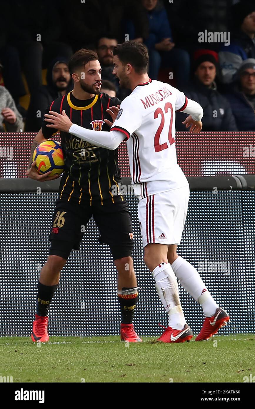 Vittorio Parigini von Benevento Calcio und Mateo Musacchio vom AC Mailand, während der Serie A Spiel zwischen Benevento Calcio und AC Mailand im Stadio Ciro Vigorito am 03. Dezember 2017 in Benevento, Italien (Foto von Paolo Manzo/NurPhoto) Stockfoto