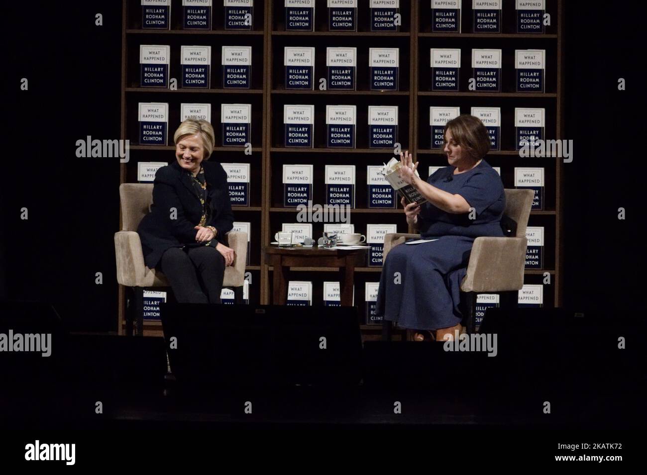 Die ehemalige Präsidentschaftskandidatin Hillary Clinton und die Schriftstellerin Jennifer Weiner besprechen die letzten Wahlen auf der Bühne während einer Buchtournee an der Academy of Music in Philadelphia, PA, am 30. November 2017. (Foto von Bastiaan Slabbers/NurPhoto) Stockfoto