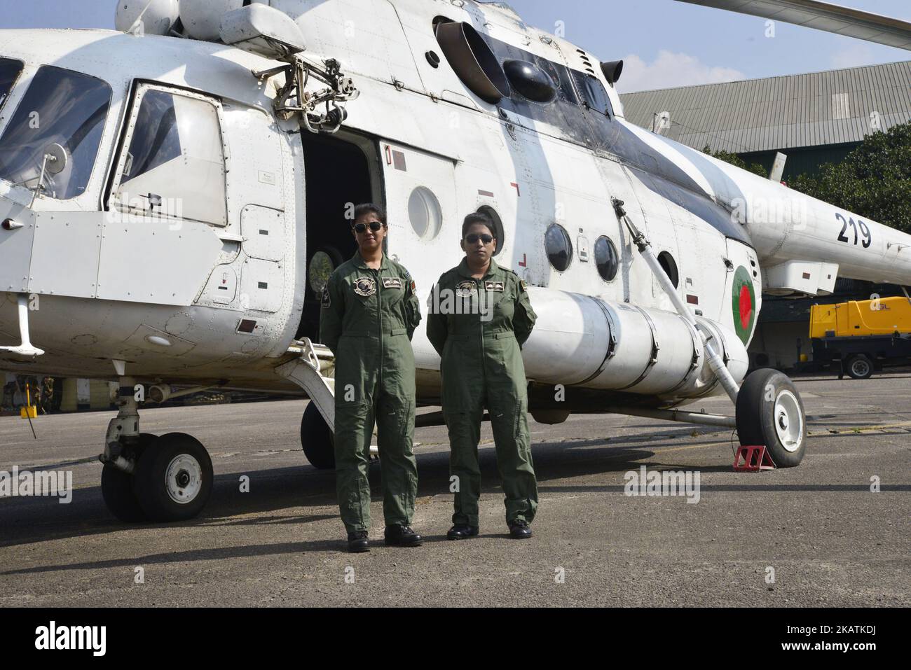 Flight Lieutenant Tamanna-E-Lutfy (links) und Flight Lieutenant Nayma Haque sind Fotoposen in Dhaka, Bangladesch, am 4. Dezember 2017. Bangladeshâ €™s erste weibliche Militärpiloten haben sich der friedenserhaltenden Mission der Vereinten Nationen im Kongo, sagte das Verteidigungsministerium heute.in einer Pressemitteilung der Inter Services Public Relations, erklärte sie den Einsatz von Flight Lieutenant Nayma Haque und Flight Lieutenant Tamanna-E-Lutfy. Die beiden Piloten wurden unter Berücksichtigung aller beruflichen Risiken und Herausforderungen und nach dem notwendigen Auswahlverfahren von Bangladesh Ai ausgewählt Stockfoto