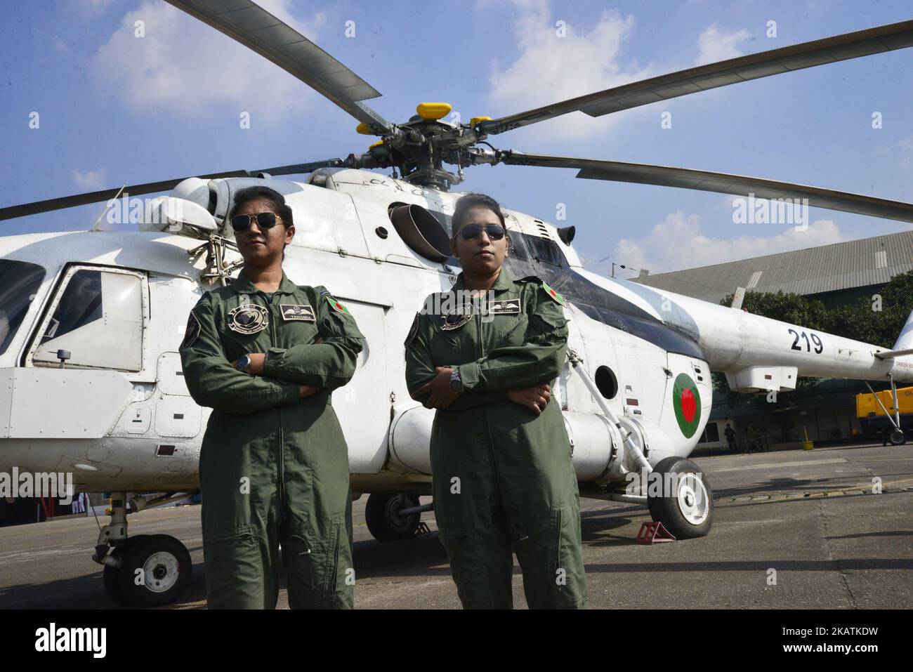 Flight Lieutenant Tamanna-E-Lutfy (links) und Flight Lieutenant Nayma Haque sind Fotoposen in Dhaka, Bangladesch, am 4. Dezember 2017. Bangladeshâ €™s erste weibliche Militärpiloten haben sich der friedenserhaltenden Mission der Vereinten Nationen im Kongo, sagte das Verteidigungsministerium heute.in einer Pressemitteilung der Inter Services Public Relations, erklärte sie den Einsatz von Flight Lieutenant Nayma Haque und Flight Lieutenant Tamanna-E-Lutfy. Die beiden Piloten wurden unter Berücksichtigung aller beruflichen Risiken und Herausforderungen und nach dem notwendigen Auswahlverfahren von Bangladesh Ai ausgewählt Stockfoto