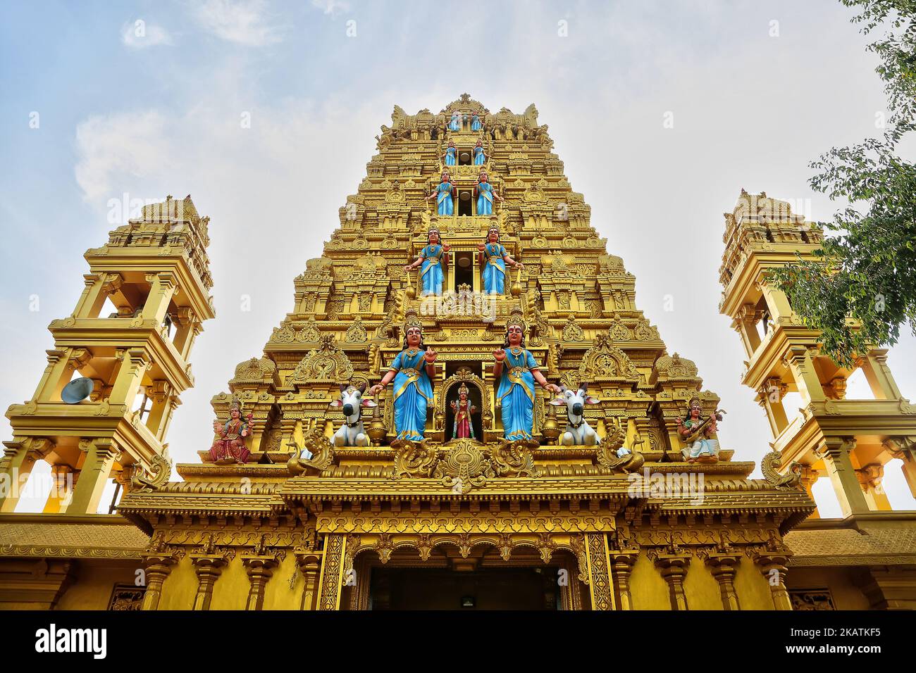 Komplizierte Schnitzereien schmücken den Amman Hindu-Tempel in Vavuniya, Sri Lanka. Dieser neu erbaute Tempel ist der Göttin Sri Muthumariamman gewidmet und gilt als ein sehr mächtiger Tempel und ist bei Anhängern beliebt. (Foto von Creative Touch Imaging Ltd./NurPhoto) Stockfoto