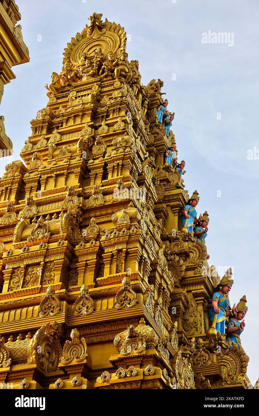 Komplizierte Schnitzereien schmücken den Amman Hindu-Tempel in Vavuniya, Sri Lanka. Dieser neu erbaute Tempel ist der Göttin Sri Muthumariamman gewidmet und gilt als ein sehr mächtiger Tempel und ist bei Anhängern beliebt. (Foto von Creative Touch Imaging Ltd./NurPhoto) Stockfoto