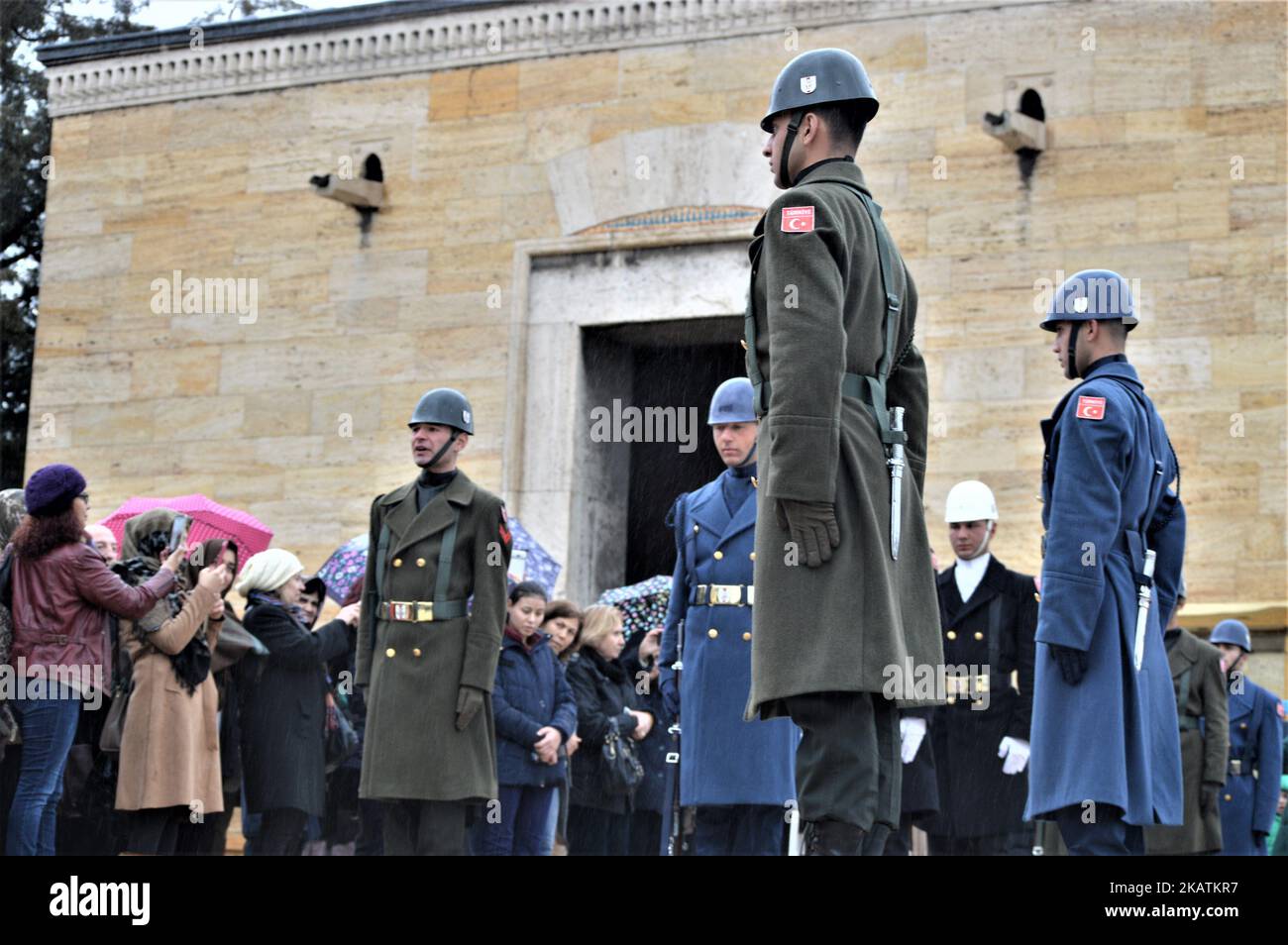 Türkische Soldaten sind um Frauen im Anitkabir, dem Mausoleum des Gründers und ersten Präsidenten der modernen Türkei Mustafa Kemal Atatürk, aufmerksam, während türkische Frauen am 5. Dezember 2017 den 83.. Jahrestag der Anerkennung der Rechte der Frauen auf Stimmabgabe und Wahlbeteiligung in Ankara, Türkei, feiern. (Foto von Altan Gocher/NurPhoto) Stockfoto