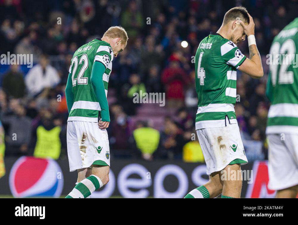 Sportlicher CP-Verteidiger Jeremy Mathieu (22) enttäuscht vom Tor auf eigenes Tor während des Spiels zwischen FC Barcelona - Sporting CP, für die Gruppenphase, Runde 6 der Champions League, die am 5.. Dezember 2017 im Camp Nou Stadium in Barcelona, Spanien, stattfand. (Foto von Urbanandsport/NurPhoto) Stockfoto