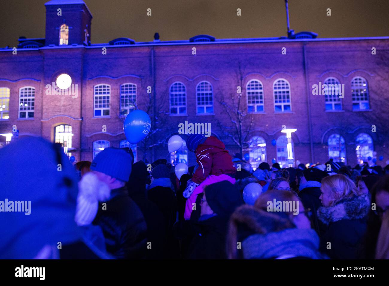 Am 6. Dezember 2017 feiern die Menschen in Tampere, Finnland, den 100. Jahrestag der Unabhängigkeit Finnlands. (Foto von Tiago Mazza Chiaravalloti/NurPhoto) Stockfoto