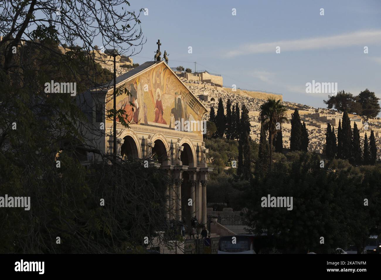 Verschiedene tägliche Lebens- und Landschaftsbilder der Altstadt von Jerusalem. Die Altstadt ist in folgende Viertel unterteilt: Muslimisches Viertel, christliches Viertel, armenisches Viertel, jüdisches Viertel und marokkanisches Viertel. Die Altstadt von Jerusalem und ihre Mauern sind seit 1981 UNESCO-Weltkulturerbe. Die Stadt ist ein wichtiger Wallfahrtsort für Christen, Juden und Muslime. Am 6. Dezember 2017 kündigte der Präsident der Vereinigten Staaten von Amerika, Donald Trump, an, dass die USA Jerusalem als Hauptstadt des Staates Israel anerkennen und bald die US-Botschaft dorthin verlegen werden. Jerusalem projecte Stockfoto