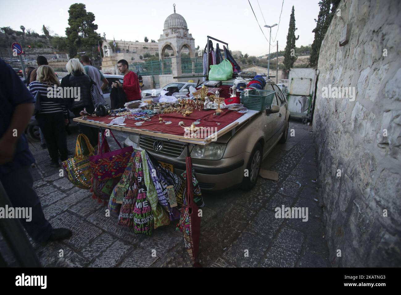 Verschiedene tägliche Lebens- und Landschaftsbilder der Altstadt von Jerusalem. Die Altstadt ist in folgende Viertel unterteilt: Muslimisches Viertel, christliches Viertel, armenisches Viertel, jüdisches Viertel und marokkanisches Viertel. Die Altstadt von Jerusalem und ihre Mauern sind seit 1981 UNESCO-Weltkulturerbe. Die Stadt ist ein wichtiger Wallfahrtsort für Christen, Juden und Muslime. Am 6. Dezember 2017 kündigte der Präsident der Vereinigten Staaten von Amerika, Donald Trump, an, dass die USA Jerusalem als Hauptstadt des Staates Israel anerkennen und bald die US-Botschaft dorthin verlegen werden. Jerusalem projecte Stockfoto