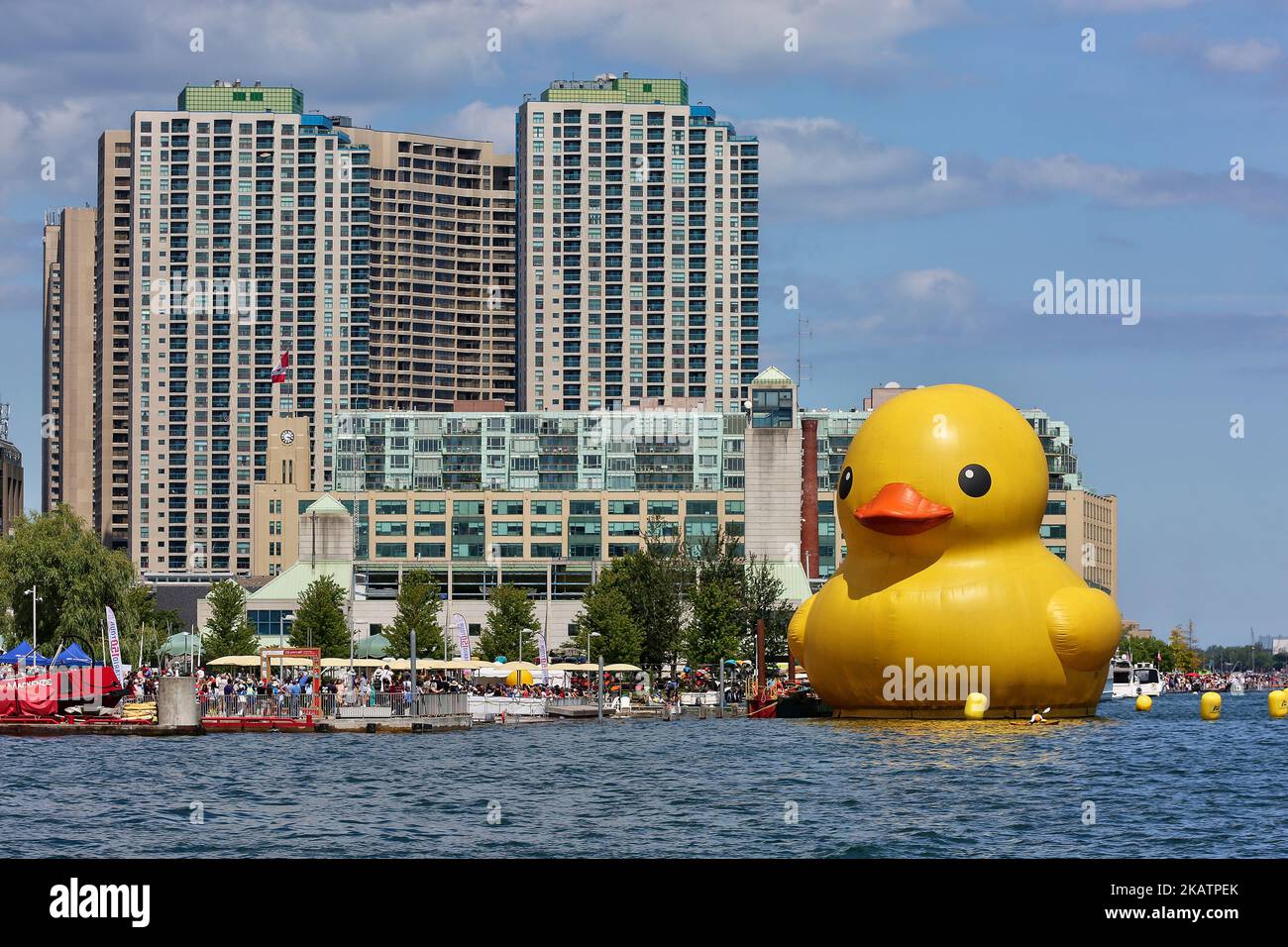 Die größte Gummiente der Welt kam am 03. Juli 2017 in Toronto, Ontario, Kanada, an. Die riesige Gummiente besuchte die Stadt Toronto im Rahmen des Redpath Waterfront Festivals. Die 13.600 kg schwere