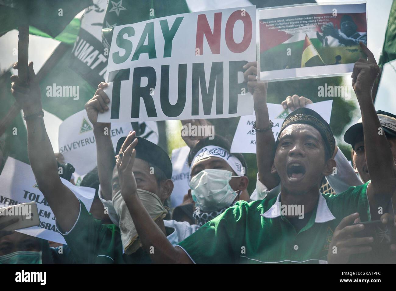 Während der Demonstration vor der Botschaft der Vereinigten Staaten (USA) in Jakarta, Indonesien am 8. Dezember 2017, zeigen die Demonstranten KEIN Trump-Plakat. Die Aktion zur Ablehnung der Erklärung des US-Präsidenten Donald Trump, die Hauptstadt Israels und die US-Botschaft von Tel Aviv nach Jerusalem zu verlegen. Die indonesische Regierung verurteilt die formelle Anerkennung durch die USA, und der Präsident Joko Widodo stimmte zu, am 13. Dezember in Istanbul, Türkei, über dieses Thema über das Treffen der Organisation für Islamische Zusammenarbeit (OIC) zu sprechen. (Foto von Anton Raharjo/NurPhoto) Stockfoto