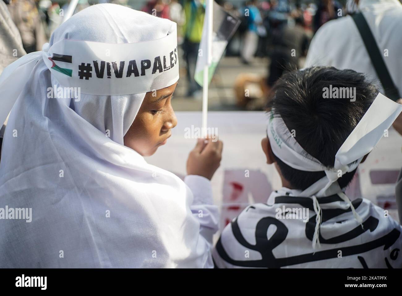 Kinder-Demonstranten tragen bei der Demonstration am 8. Dezember 2017 vor der US-Botschaft in Jakarta, Indonesien, das Kopftuch „#Viva Palestine“. Die Aktion zur Ablehnung der Erklärung des US-Präsidenten Donald Trump, die Hauptstadt Israels und die US-Botschaft von Tel Aviv nach Jerusalem zu verlegen. Die indonesische Regierung verurteilt die formelle Anerkennung durch die USA, und der Präsident Joko Widodo stimmte zu, am 13. Dezember in Istanbul, Türkei, über dieses Thema über das Treffen der Organisation für Islamische Zusammenarbeit (OIC) zu sprechen. (Foto von Anton Raharjo/NurPhoto) Stockfoto