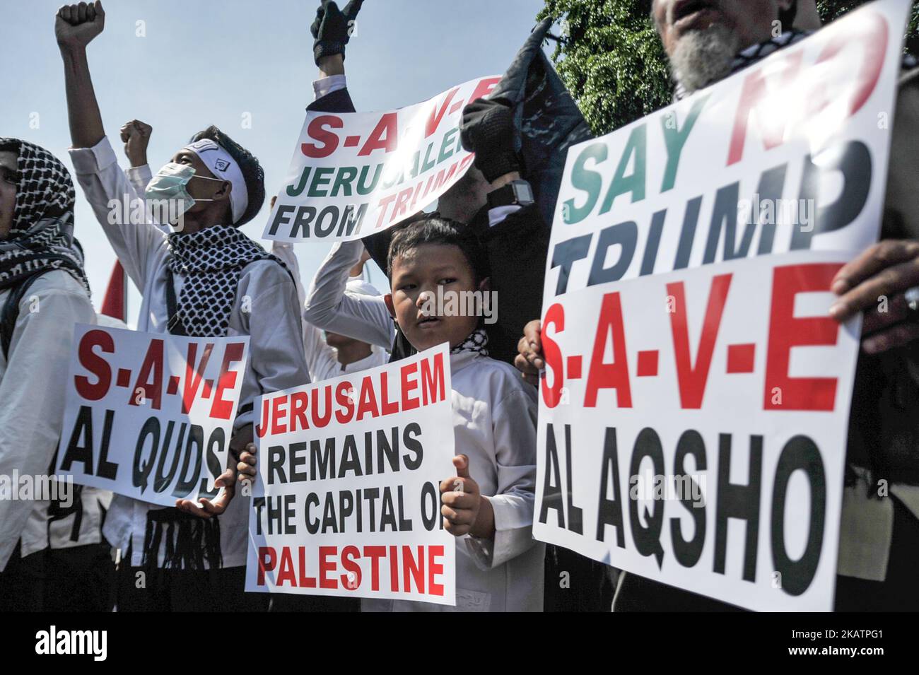 Während der Demonstration am 8. Dezember 2017 vor der Botschaft der Vereinigten Staaten (US) in Jakarta, Indonesien, zeigen Demonstranten Jerusalemer Plakate. Die Aktion zur Ablehnung der Erklärung des US-Präsidenten Donald Trump, die Hauptstadt Israels und die US-Botschaft von Tel Aviv nach Jerusalem zu verlegen. Die indonesische Regierung verurteilt die formelle Anerkennung durch die USA, und der Präsident Joko Widodo stimmte zu, am 13. Dezember in Istanbul, Türkei, über dieses Thema über das Treffen der Organisation für Islamische Zusammenarbeit (OIC) zu sprechen. (Foto von Anton Raharjo/NurPhoto) Stockfoto