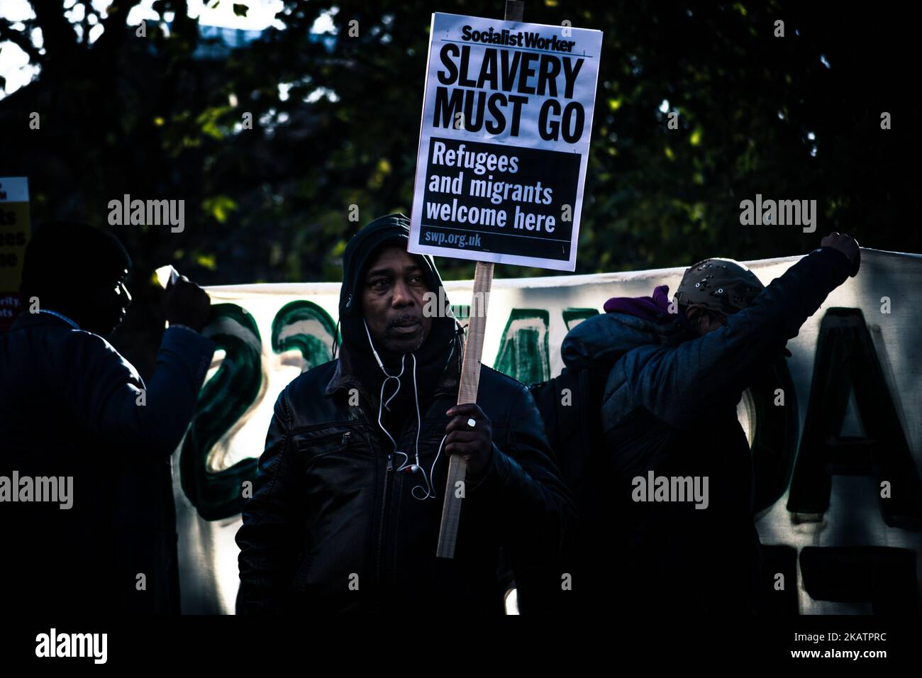 Als Reaktion auf den Sklavenhandel in Libyen hielt African Lives Matter am 9.. Dezember in London einen nationalen marsch ab. Demonstranten marschierten bis zur Front der libyschen Botschaft in Knightsbridge. (Foto von Chrissa Giannakoudi/NurPhoto) Stockfoto