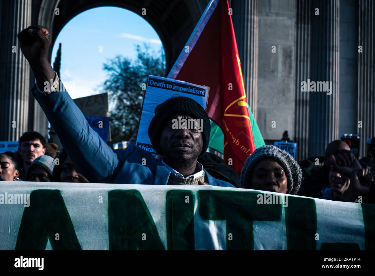 Als Reaktion auf den Sklavenhandel in Libyen hielt African Lives Matter am 9.. Dezember in London einen nationalen marsch ab. Demonstranten marschierten bis zur Front der libyschen Botschaft in Knightsbridge. (Foto von Chrissa Giannakoudi/NurPhoto) Stockfoto