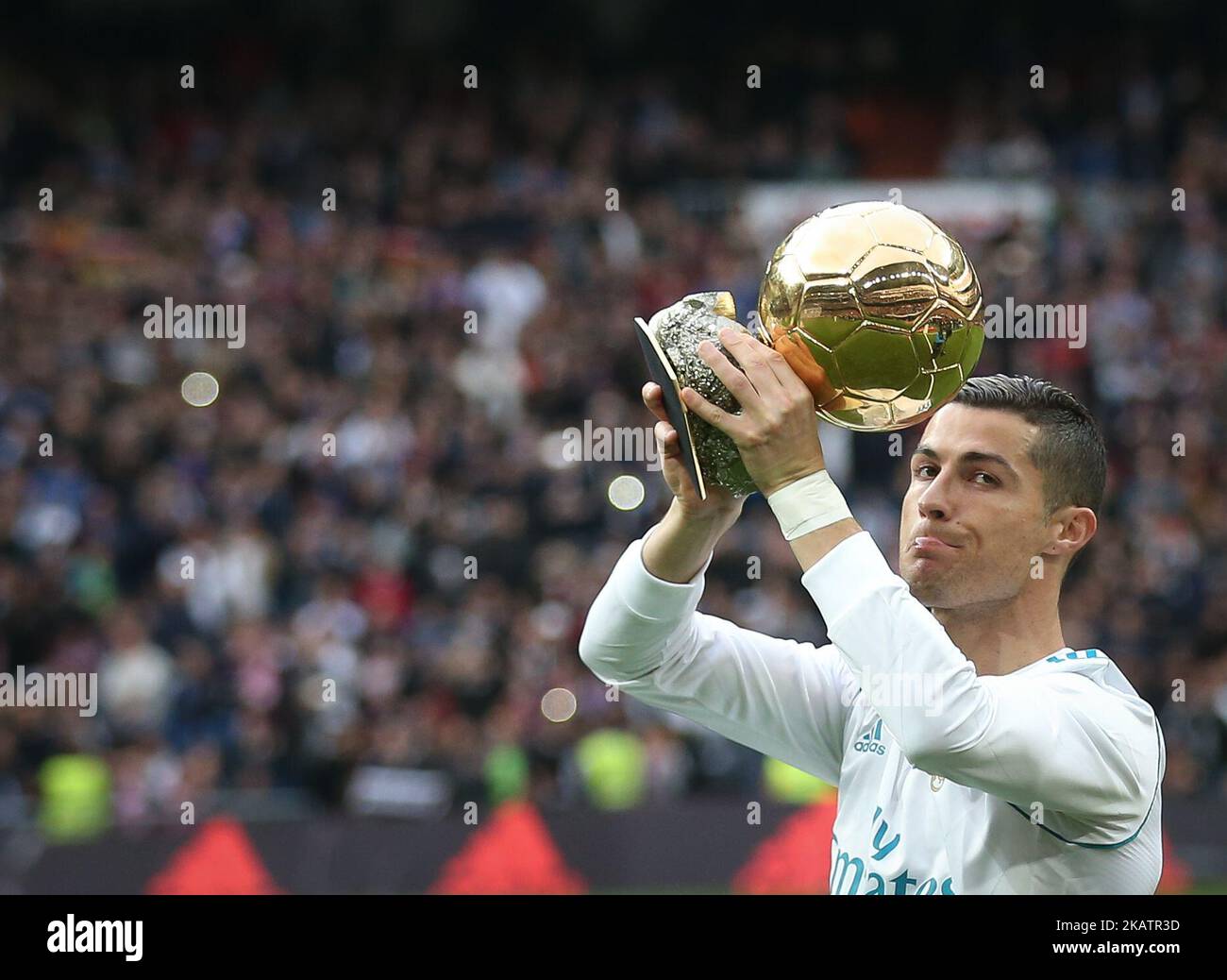 Cristiano Ronaldo von Real Madrid zeigt seine kürzlich gewonnene Trophäe „Golden  Ball“ (Ballon d'Or), bevor er am 9. Dezember 2017 im Estadio Santiago  Bernabeu in Madrid das Spiel der La Liga zwischen