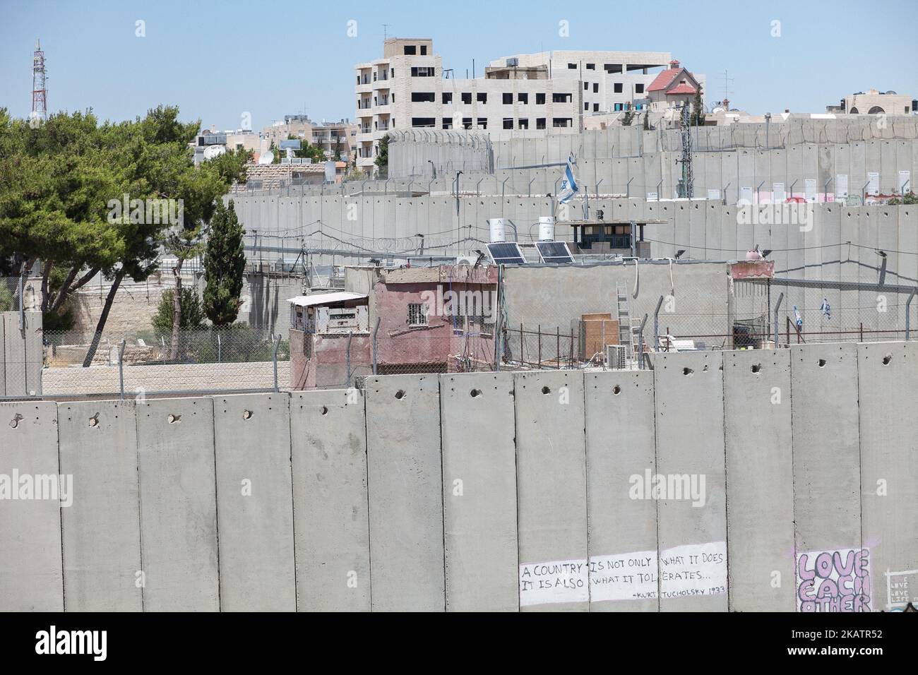 Die israelische Mauer oder Barriere des Westjordanlandes ist eine Trennbarriere im Westjordanland oder entlang der Grünen Linie. Israel betrachtet es als Sicherheitsbarriere gegen Terrorismus, während die Palästinenser es als Rassentrennung oder Apartheid-Mauer bezeichnen. Mit einer Gesamtlänge von 708 Kilometern (440 Meilen) nach Fertigstellung ist die Grenze, die von der Barriere verfolgt wird, mehr als doppelt so lang wie die Grüne Linie, wobei 15 % entlang der Barriere oder in Israel verläuft, während die restlichen 85 % auf mal 18 Kilometer (11 Meilen) einschnitten. Tief in das Westjordanland eingelassen, etwa 9,4 % davon isoliert, so dass schätzungsweise 25.000 Palästinenser vom Großteil des Thas isoliert wurden Stockfoto