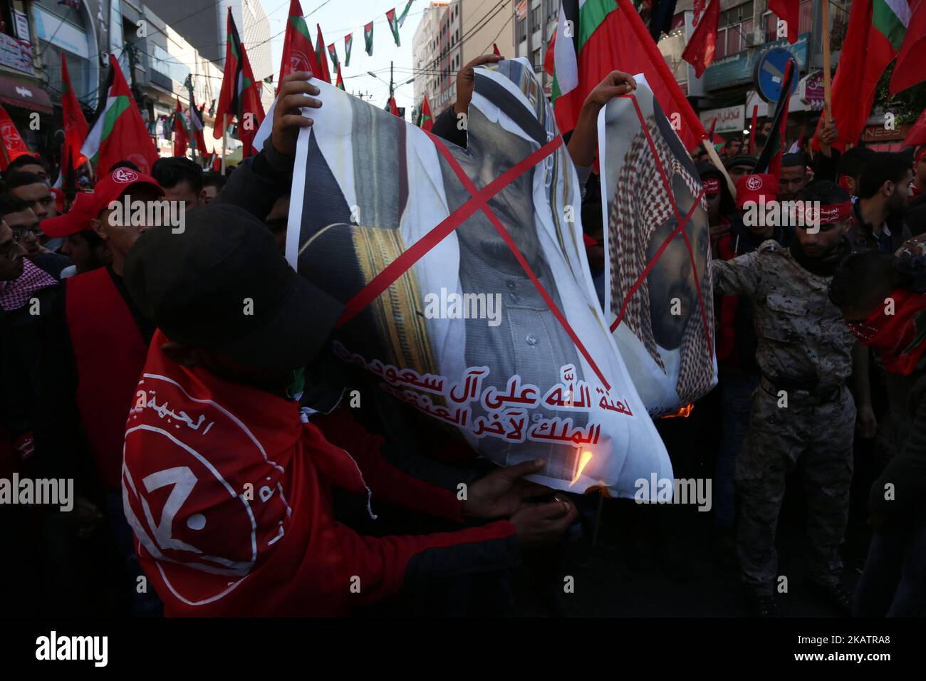 Anhänger der Palästinensischen Volksfront zur Befreiung Palästinas verbrennen Fotos des saudischen Königs Salman bin Abdulaziz Al Saud, Und der stellvertretende saudische Kronprinz Mohammed bin Salman während einer Demonstration gegen die Entscheidung des US-Präsidenten Donald Trump, Jerusalem als Israels Hauptstadt anzuerkennen, in Gaza City, am Samstag, den 9. Dezember 2017. (Foto von Majdi Fathi/NurPhoto) Stockfoto