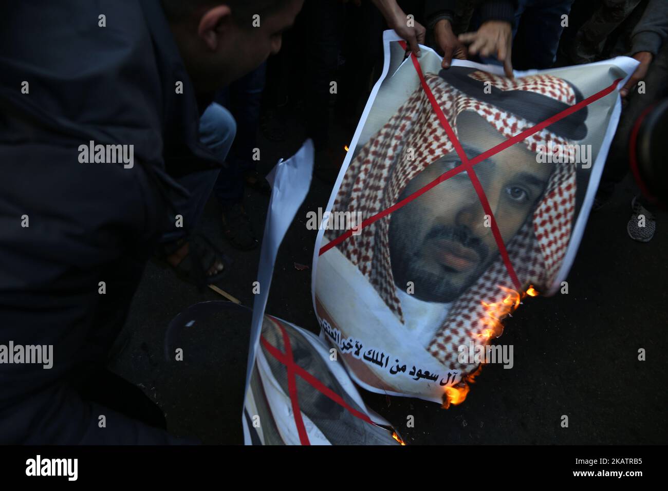 Anhänger der Palästinensischen Volksfront zur Befreiung Palästinas verbrennen Fotos des saudischen Königs Salman bin Abdulaziz Al Saud, Und der stellvertretende saudische Kronprinz Mohammed bin Salman während einer Demonstration gegen die Entscheidung des US-Präsidenten Donald Trump, Jerusalem als Israels Hauptstadt anzuerkennen, in Gaza City, am Samstag, den 9. Dezember 2017. (Foto von Majdi Fathi/NurPhoto) Stockfoto