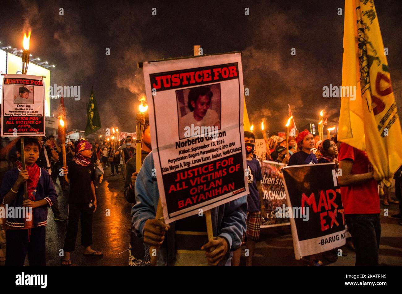 Ein Protestler hält am 10. Dezember 2017 im Bonifacio-Schrein in Manila ein Plakat mit einem Opfer des Krieges der philippinischen Streitkräfte, um seinen Standpunkt gegen die sich verschlechternden Menschenrechte im Land zu demonstrieren. (Foto von Bernice Beltran/NurPhoto) Stockfoto