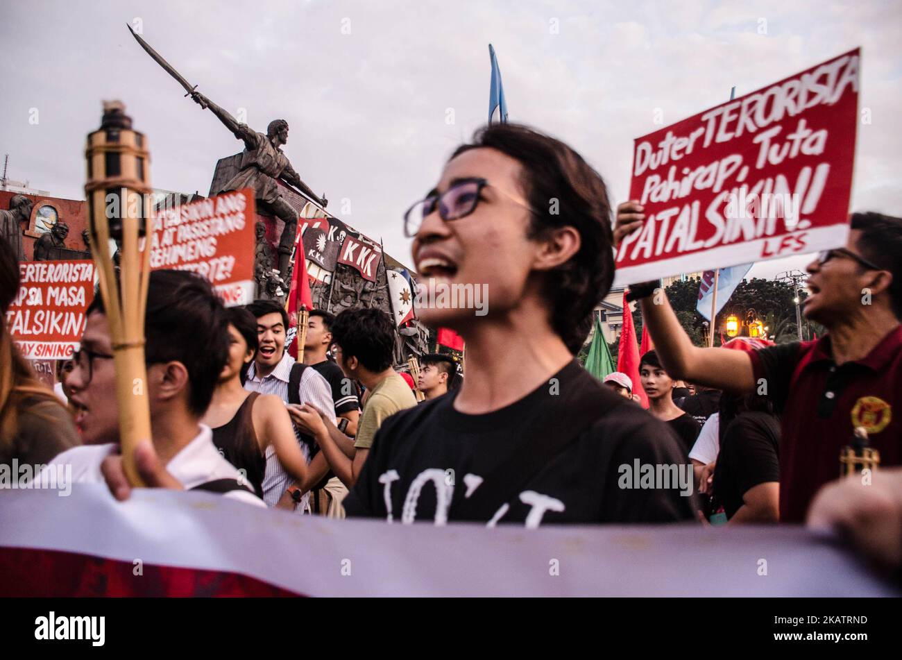 Menschenrechtsaktivisten singen und halten ihre Plakate während der Proteste am 10. Dezember 2017 im Bonifacio-Schrein in Manila hoch, um ihren Standpunkt gegen die Verschlechterung der Menschenrechte im Land zu zeigen. (Foto von Bernice Beltran/NurPhoto) Stockfoto